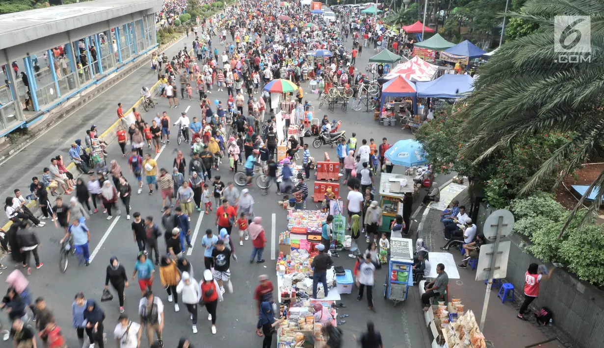 PKL berdagang di badan jalan saat Hari Bebas Kendaraan Bermotor (HBKB) atau car free day di kawasan Bundaran HI, Jakarta, Minggu (18/11). Kurangnya pengawasan menyebabkan PKL berdagang tidak pada tempatnya. (Merdeka.com/Iqbal S. Nugroho)
