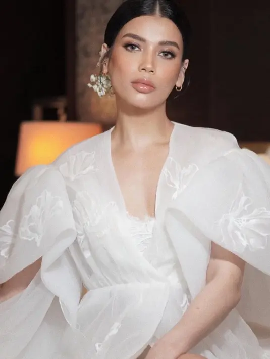 Sabrina Chairunnisa juga tampil flawless di hari pernikahannya bersama Deddy Corbuzier. Ia mengenakan lipstik nude glossy.  [@archangelachelsea]