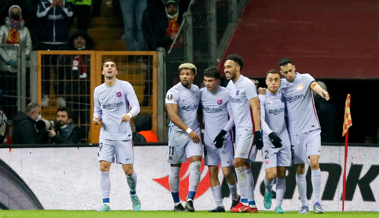 Gelandang Barcelona Pedri (kedua kiri) merayakan dengan rekan satu timnya setelah mencetak gol ke gawang Galatasaray pada leg kedua 16 besar Liga Europa di NEF Stadyumu, Jumat (18/3/2022) dini hari WIB. Hasil Galatasaray vs Barcelona berakhir dengan skor 1-2. (KEMAL ASLAN / AFP)