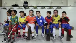 Sejumlah anak berkebutuhan khusus bersiap menghadiri "World Boots" di Neymar Institute, Brasil, 7 Juni 2015. Acara tersebut diadakan pesepakbola Brasil Neymar untuk anak-anak berkebutuhan khusus di Brasil. (REUTERS/Paulo Whitaker)