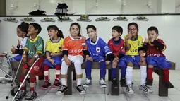 Sejumlah anak berkebutuhan khusus bersiap menghadiri "World Boots" di Neymar Institute, Brasil, 7 Juni 2015. Acara tersebut diadakan pesepakbola Brasil Neymar untuk anak-anak berkebutuhan khusus di Brasil. (REUTERS/Paulo Whitaker)