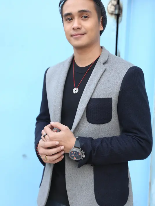 Tak hanya berakting,  Ajun Perwira juga kerap mendapatkan tawaran sebagai presenter. Ajun Perwira diketahui pernah menjadi pembawa acara di beberapa stasiun televisi swasta. (Kapanlagi/Budy Santoso)