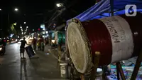 Bedug terlihat pada malam takbiran di Jalan KH Mas Mansyur, Jakarta, Sabtu (23/5/2020). Polisi dikerahkan menjaga Jalan KH Mas Mansyur untuk mengantisipasi adanya takbir keliling di kawasan tersebut. (Liputan6.com/Faiza Fanani)