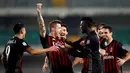 Para pemain AC Milan merayakan gol yang di cetak oleh Juraj Kucka pada pertandingan Liga Seri A di stadion Marc Antonio Bentegodi, Verona, Italia (16/10). AC Milan Menang atas Chievo Verona dengan skor 1-3. (Reuters/ Alessandro Garofalo)