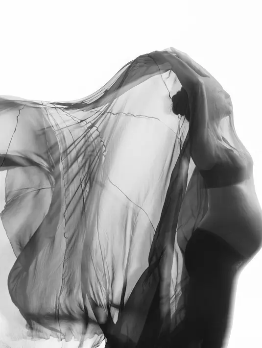 Konsep minimalis nuansa monokrom dipilih bintang “Filosofi Kopi” itu dalam pemotretan yang dilakukan bersama fotografer Dikha Dheansa. [Credit: dikhadheansa].