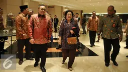 Ketua Umum PDIP, Megawati Soekarnoputri tiba untuk menghadiri seminar nasional dan bedah buku Revolusi Pancasila di Jakarta, Selasa (27/10). Buku tersebut bercerita mengenai gagasan mengenai kehidupan berbangsa dan bernegara. (Liputan6.com/Johan Tallo)