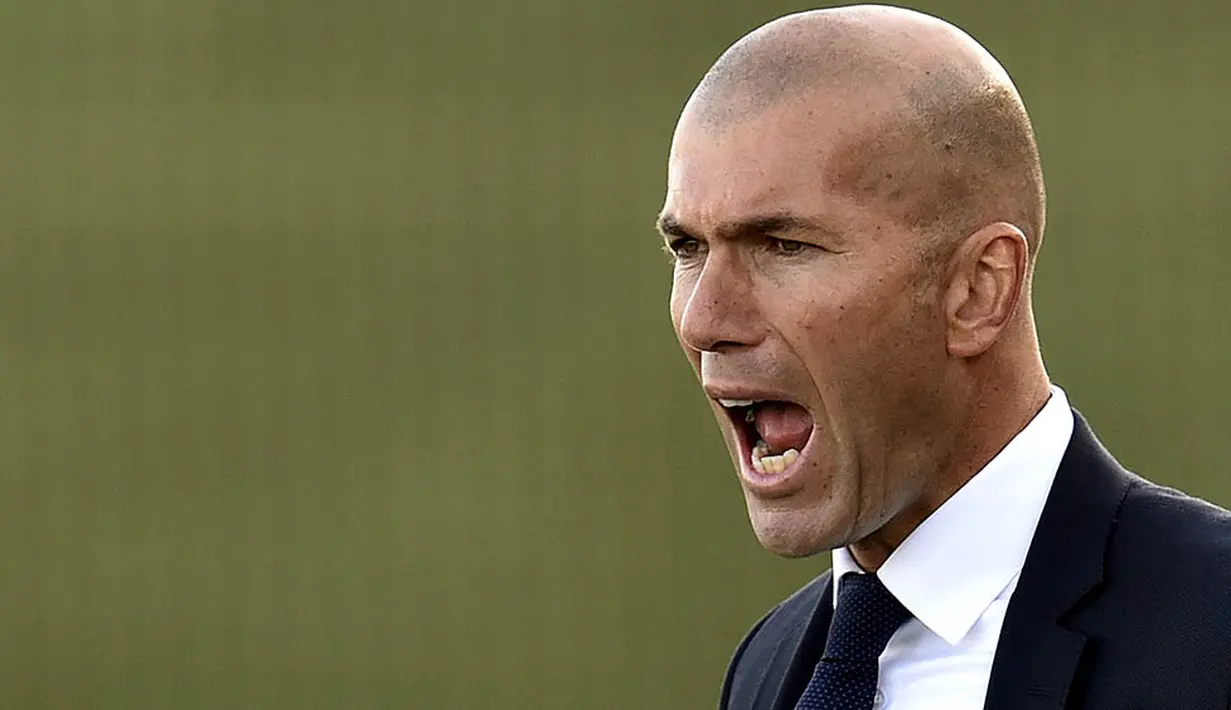 Real Madrid resmi mengangkat pelatih Real Madrid Castilla, Zinedine Zidane, sebagai pengganti Rafael Benitez yang telah dipecat. Pria berkebangsaan Prancis itu merupakan salah satu maestro sepak bola dunia era 90an. (AFP/Gerard Julien)