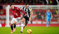 Pemain Manchester United, Manuel Ugarte (kiri), berebut bola dengan pemain Newcastle, Bruno Guimaraes, pada laga Liga Inggris antara Manchester United vs Newcastle di Manchester, Inggris, Jumat, 26 Desember 2025. (AP Photo/Dave Thompson)