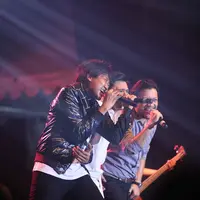 Konser 90’s Festival memang sangat dinantikan bagi para pecinta musik 90-an, khususnya bagi para penggemar grup band Base Jam. Para mantan personel Base Jam hadir kembali dalam satu panggung. (Nurwahyunan/Bintang.com)