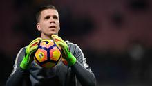 Kiper AS Roma, Wojciech Szczesny, mengamankan bola saat tampil melawan Inter Milan pada laga Serie A di Stadion San Siro, Milan, Minggu (26/2/2017). (AFP/Miguel Medina)