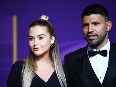 Mantan pesepakbola Argentina Sergio Aguero (kanan) dan pasangannya Sofia Calzetti tiba untuk menghadiri undian atau drawing Piala Dunia 2022 Qatar di Doha Exhibition and Convention Center pada 1 April 2022. (FRANCK FIFE / AFP)