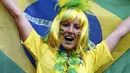 Gaya salah satu suporter wanita Brasil saat menyaksikan langsung Daniel Alves dkk berlaga melawan Kamerun di Stadion Nasional Brasil, (23/6/2014). (REUTERS/Dominic Ebenbichler)