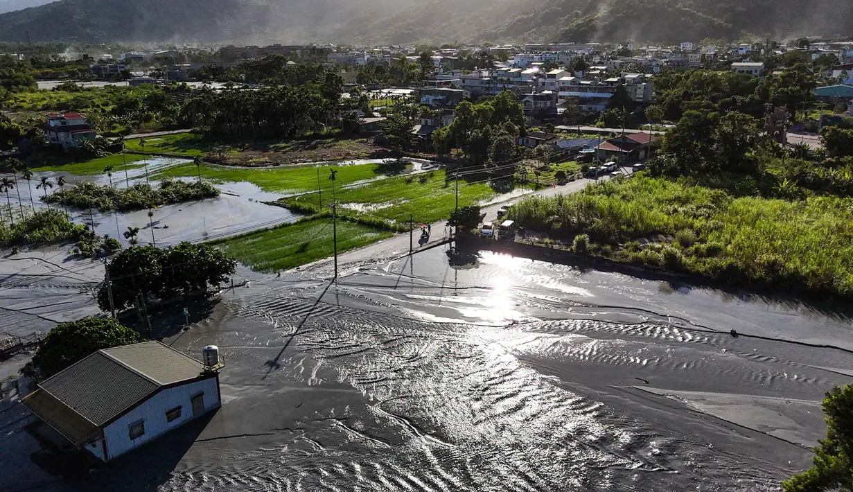 Hujan deras yang dibawa Topan Super Ragasa menimbulkan banjir bandang yang menghantam wilayah Guangfu di Hualien, Taiwan timur. (I-Hwa Cheng/AFP)