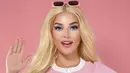 Beauty vlogger ini pun terlihat memakai outfit berwarna pink lengkap dengan kacamata. Tak hanya itu saja, dirinya juga totalitas melakukan cosplay Barbie dengan memakai rambut palsu pirang. (Liputan6.com/IG/@tasyafarasya)