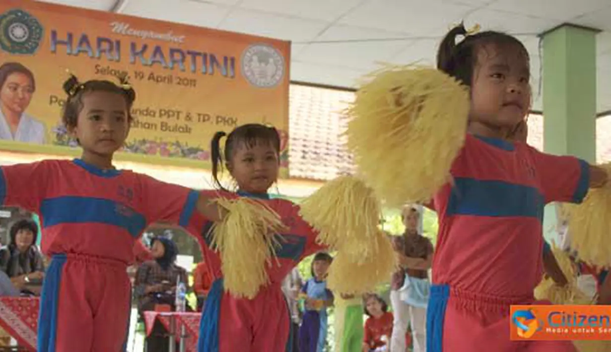 Citizen6, Surabaya: Dalam rangka memperingati hari Kartini, Paguyuban Bunda PPT dan TP.PKK menggelar lomba gebyar paud sekelurahan Bulak, Selasa pagi (19/4). Tampak anak-anak sedang menari. (Pengirim: Ahmad Husain)