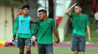 Hamsa Lestaluhu (tengah) terkena cedera saat Timnas Indonesia U-16 menghadapi Persija Pusat pada uji coba di Lapangan Atang Sutresna, Jakarta, Selasa (4/7/2017). (Liputan6.com/Helmi Fithriansyah)