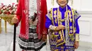 <p>Presiden Joko Widodo (kiri) didampingi Ibu Negara Iriana Joko Widodo mengenakan baju adat Dolomani dari Buton pada Upacara Peringatan Detik-Detik Proklamasi Kemerdekaan ke-77 Republik Indonesia di Istana Merdeka, Jakarta, Rabu (17/8/2022). HUT ke-77 RI tersebut mengangkat tema Pulih Lebih Cepat, Bangkit Lebih Kuat. (Foto: Muchlis Jr - Biro Pers Sekretariat Presiden)</p>