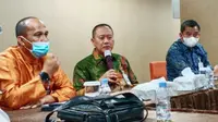 Direktur Utama Bank Riau Kepri Andi Buchari memberi keterangan pers soal pembobolan rekening oleh mantan karyawannya. (Liputan6.com/M Syukur)