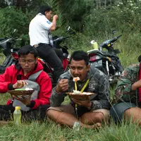 Tim produksi film Tarian Lengger Maut menerapkan larangan sampah sekali pakai. (Foto: Aenigma Pictures(