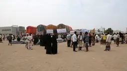 Sejumlah truk membawa bantuan selimut dan alas tidur dari Komisaris Tinggi PBB untuk Pengungsi (UNHCR) di kota pesisir Hodeidah, Yaman (11/4). (AFP Photo/Abdo Hyder)