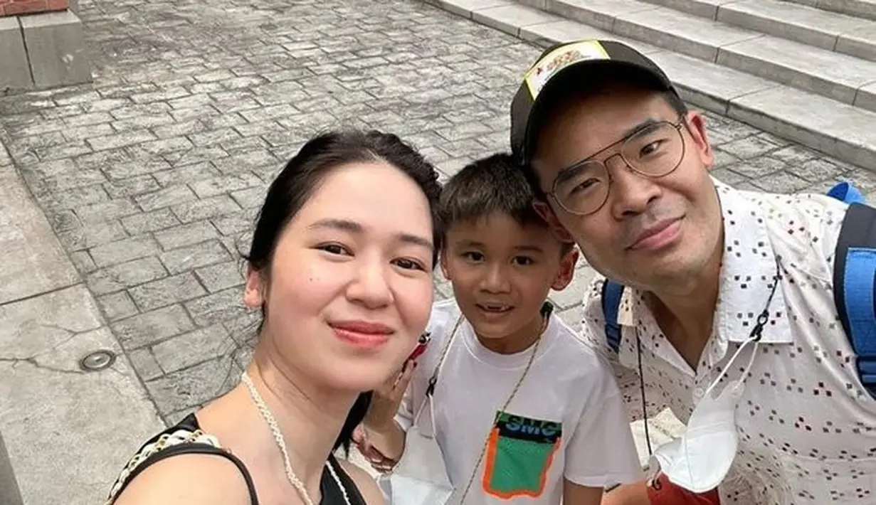 <p>Walaupun perbedaan usia 11 tahun, hal itu tak jadi masalah bagi mereka. Dari pernikahan itu, mereka dikaruniai seorang anak bernama Owen. [Foto: instagram.com/leosandjaja]</p>