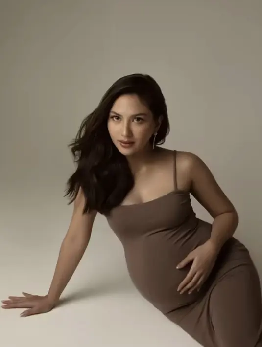 Gaya rambut dan gaya makeup pun tak jauh berbeda, tetap dengan makeup flawless yang tak berlebihan dan cocok di wajah Jessica. [@jscmila]