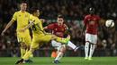 Gelandang Manchester United, Ander Herrera, mengirim umpan saat melawan FC Rostov. Pada laga ini Setan Merah turun menggunakan formasi 3-4-2-1, sementara FC Rostov memakai skema 5-3-2. (AFP/Oli Scarff)