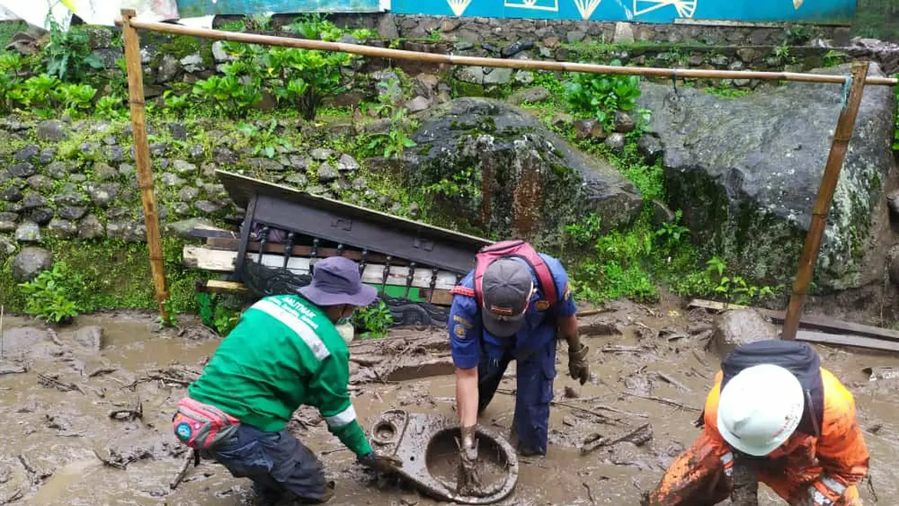 Banjir bandang menerjang pemukiman warga di kawasan Gunung Mas, Desa Tugu Selatan, Kecamatan Cisarua, Kabupaten Bogor pada 19 Januari 2021.