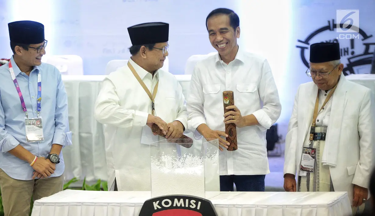 Dua pasang capres-cawapres Joko Widodo-Ma'ruf Amin dan Prabowo Subianto-Sandiaga Uno saat pengambilan nomor urut peserta Pemilu 2019 di Kantor KPU, Jakarta, Jumat (21/9). (Liputan6.com/Faizal Fanani)