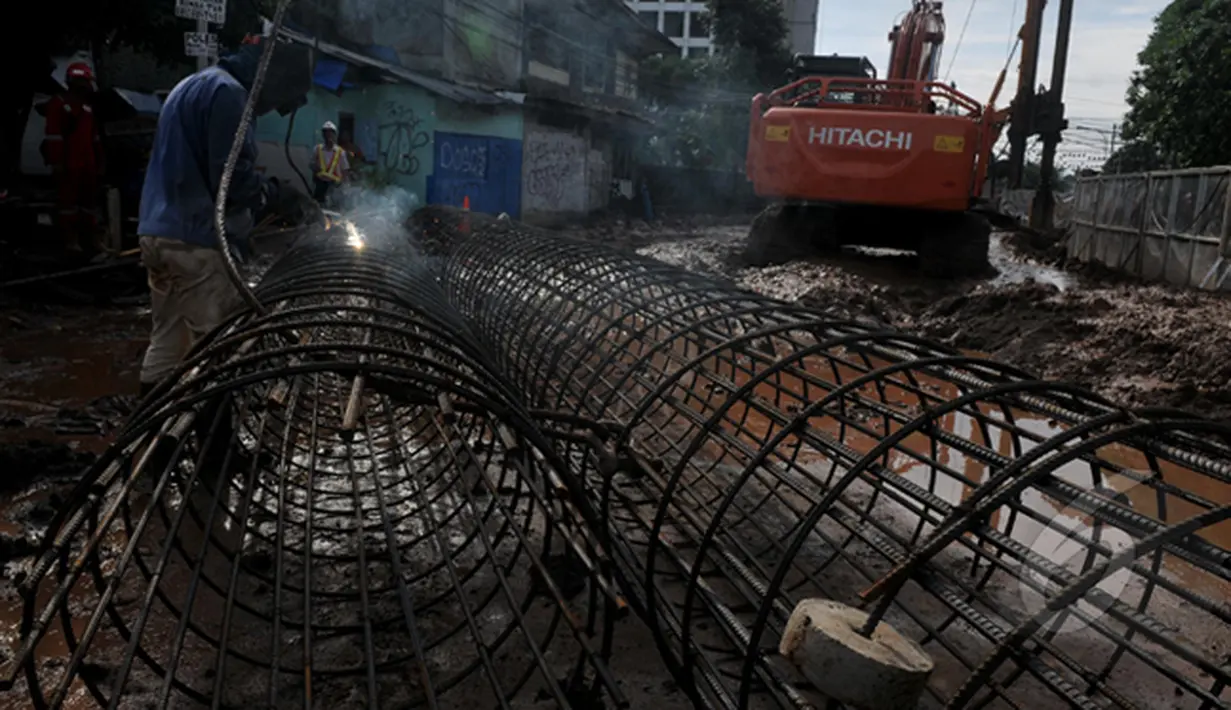 Pekerja mengelas kerangka bangunan jalan layang permata hijau, Jakarta, Senin (2/3/2015). Pembangunan yang menghabiskan APBD DKI 2015 sebesar Rp 131 miliar di targetkan selesai akhir 2015. (Liputan6.com/Johan Tallo) (Liputan6.com/Johan Tallo)