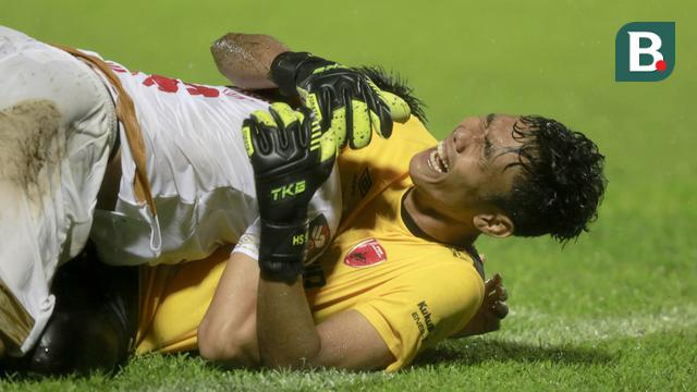 FOTO: Himan Syah Gagalkan 2 Penalti PSIS, PSM Makassar Lolos ke Semifinal Piala Menpora 2021