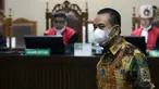 Terdakwa suap pengurusan fatwa MA serta penghapusan nama terpidana pengalihan hak tagih Bank Bali dari daftar red notice Polri, Djoko S Tjandra saat sidang putusan di Pengadilan Tipikor Jakarta, Senin (5/4/2021). Djoko Tjandra divonis 4 tahun 6 bulan penjara. (Liputan6.com/Helmi Fithriansyah)
