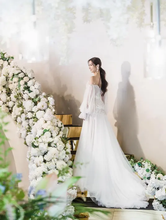 Rambutnya ditata bergaya low ponytail dengan menyisakan sedikit poni di depannya. [@yukyung_922]