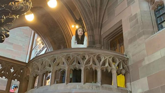 Jennie BLACKPINK saat berkunjung ke The John Rylands Library, Inggris. (dok. Instagram @jennierubyjane/https://www.instagram.com/p/BxsyiwKoe-z/Putu Elmira)