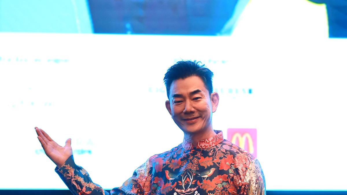Potret Richie Ren Berkemeja Batik Karya Cynthia Tan Saat Jumpa Pers, Siap Konser di Sentul 21 Juni 2025
