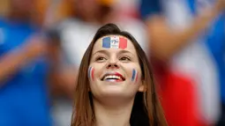 Suporter wanita mewarnai bibir dan wajahnya dengan warna bendera Prancis saat menyaksikan timnya melawan Rumania di ajang kualifikasi grup A Piala Eropa 2016 di stadion Stade de France, Saint-Denis, Paris, Prancis, (10/6). (REUTERS/John Sibley)