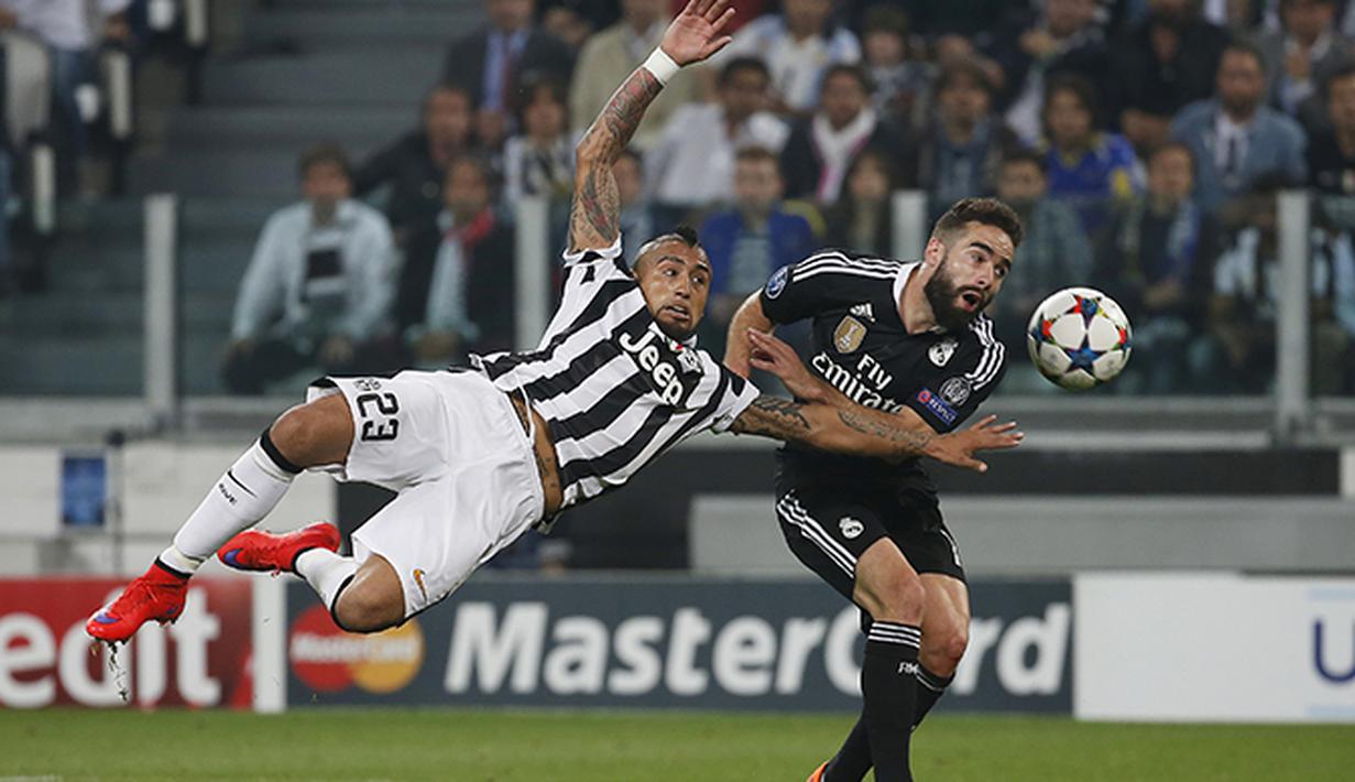 Duel Dani Carvajal dengan Arturo Vidal. (Reuters/Sergio Perez)