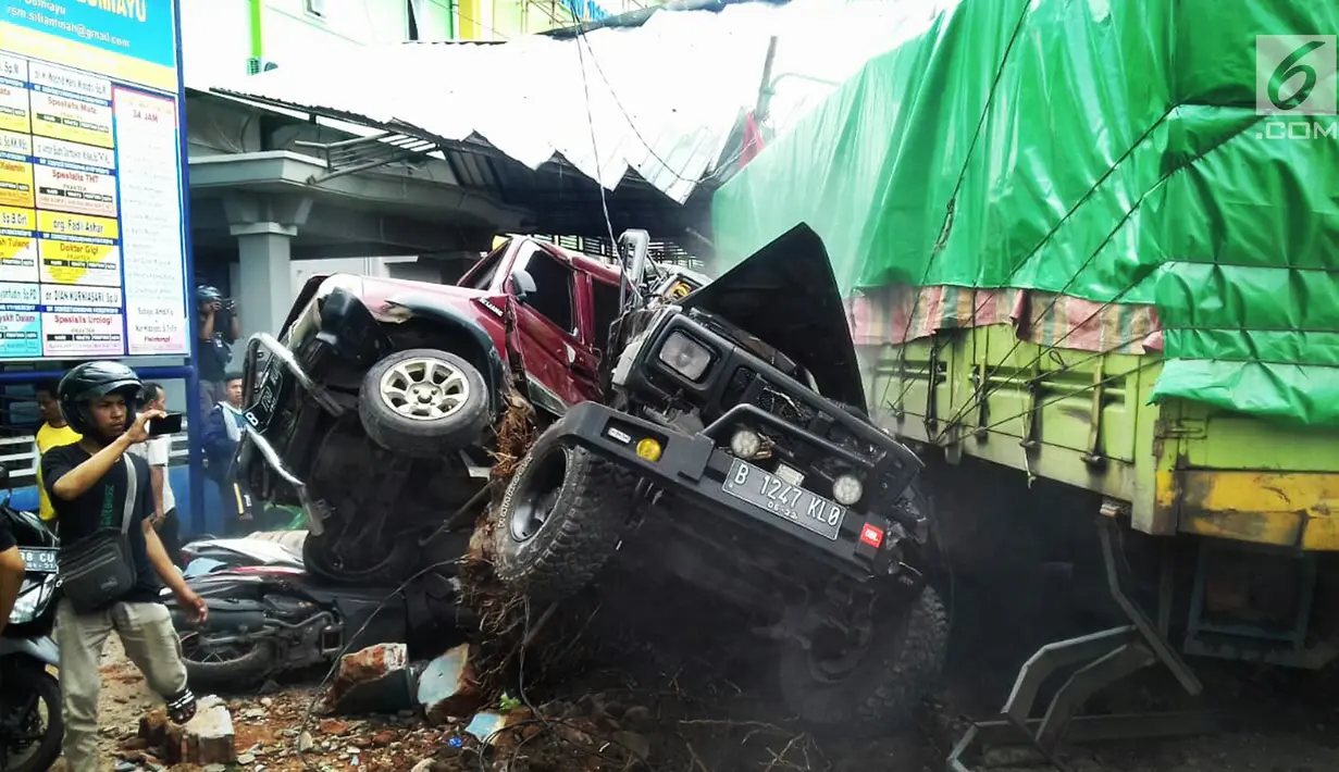 Truk tronton menabrak sejumlah kendaraan di depan RSU Muhammadiyah Siti Aminah Bumiayu, Brebes, Jawa Tengah, Senin (10/12). Kecelakaan ini mengakibatkan empat orang tewas. (Liputan6.com/Fajar Eko Nugroho)