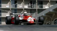 Andrea de Cesaris menggunakan Alfa Romew di Long Beach pada 1982.(Formula1)