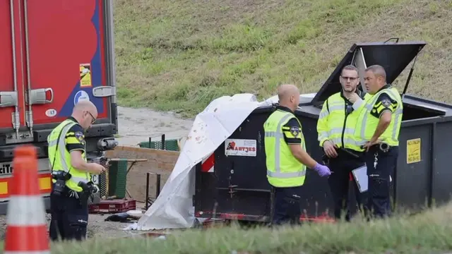 Polisi berdiri di lokasi di mana sebuah truk menabrak sebuah pertemuan