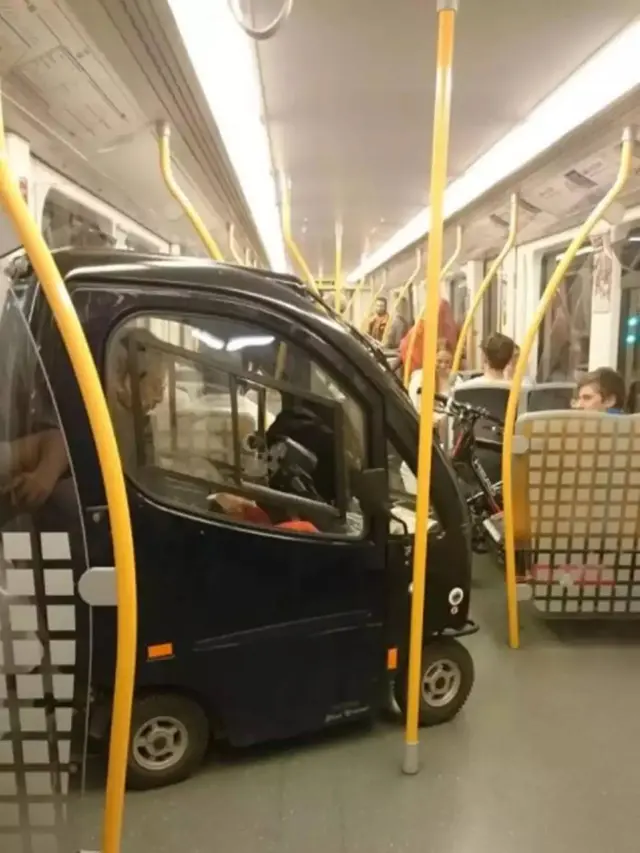 7 Aksi Kocak Orang Enggak Kebagian Tempat Duduk di Kereta Ini Kreatif Banget