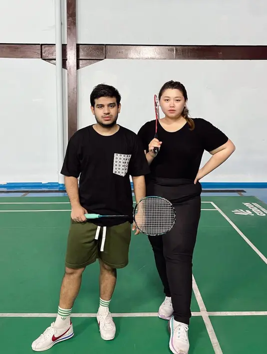 Fadil dan Rissa saat olahraga bersama. Selain jalan-jalan bareng, keduanya juga bersama-sama berusaha menerapkan pola hidup sehat. (Instagram/@clarissaputri_)