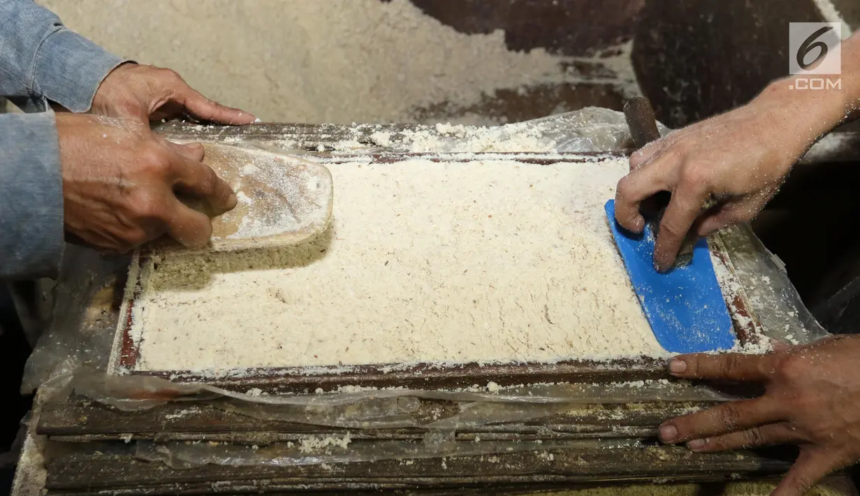 Proses pencetakan oncom saat pembuatan di salah satu industri rumahan, Jakarta, Rabu (18/4). Oncom yang diproduksi tersebut di jual Rp 300 per buah. (Liputan6.com/Angga Yuniar)