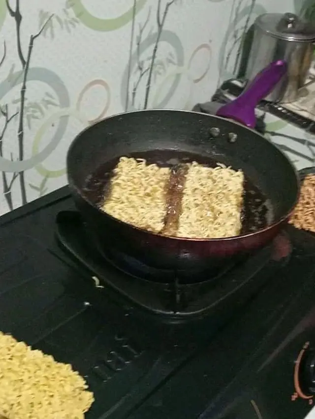 6 Momen Orang Gagal Makan Ini Bikin Ikut Kesal Sekaligus Sedih