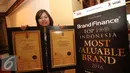 Corsec PT Elang Mahkota Teknologi Tbk (Emtek Group) Monika Ida Krisnamurti menunjukkan penghargaan yang diterima di Jakarta, Kamis (21/7). Emtek berhasil masuk jajaran Indonesia's Top 100 Most Valuable Brands 2016. (Liputan6.com/Immanuel Antonius)