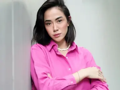 Baby Jovanca, artis cantik yang mengawali karier sebagai seorang model. Namanya Baby mulai dikenal luas publik usai memerankan karakter Ade di sitkom Ok Jek. Sosoknya yang menawan membuat setiap outfit yang dikenakannya selalu terlihat pas seperti pakai outfit ungu. (Liputan6.com/IG/@babyjvnc)
