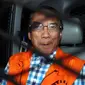 Mantan Menteri ESDM Jero Wacik berada di dalam mobil tahanan usai diperiksa di Gedung KPK, Jakarta, Rabu (1/7). Jero diperiksa sebagai tersangka kasus dugaan korupsi pengelolaan anggaran Kementerian Kebudayaan dan Pariwisata. (Liputan6.com/Helmi Afandi)