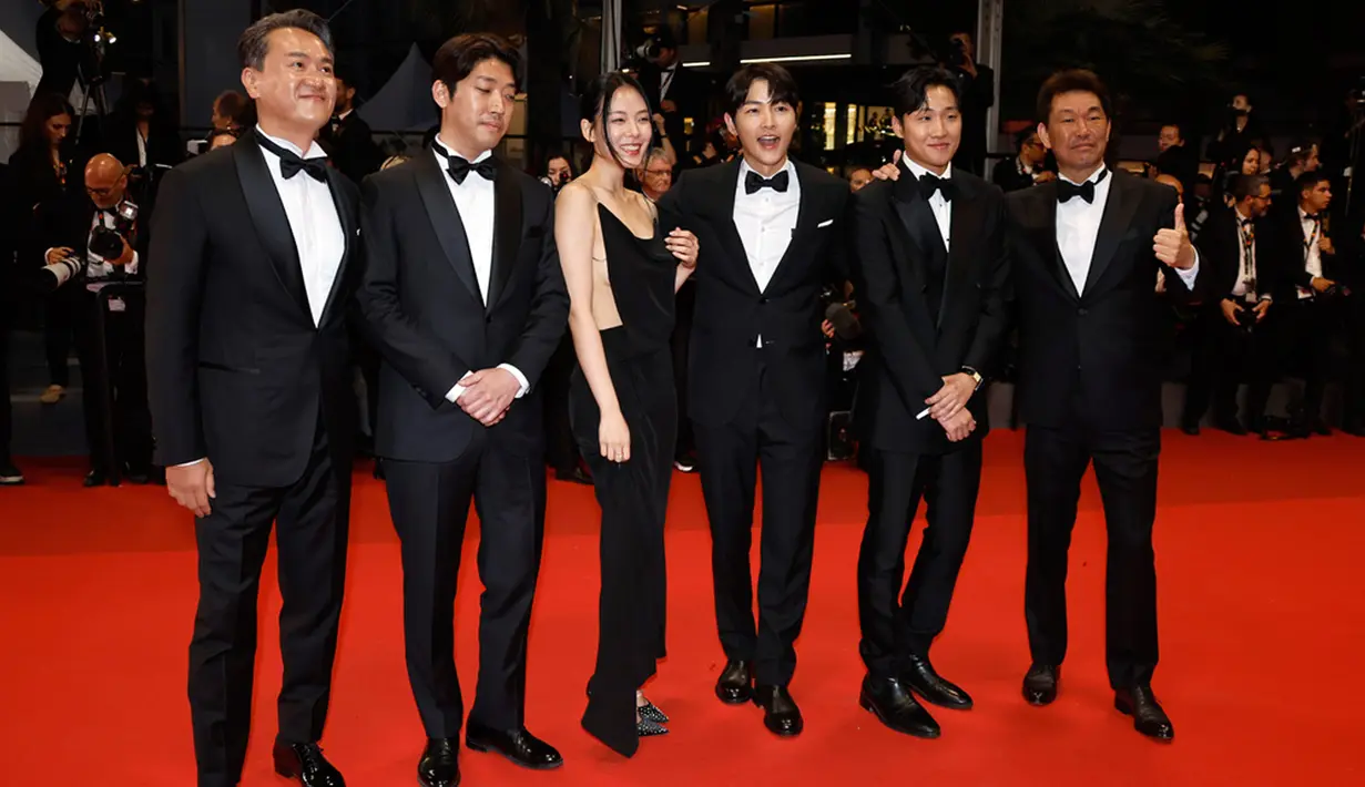 Padahal sebelumnya, Katy Louise Saunders yang merupakan mantan aktris itu dijadwalkan untuk menghadiri Festival Film Cannes 2023 bersama sang suami, namun sayangnya hal itu tidak jadi terlaksana. (Photo by Joel C Ryan/Invision/AP)