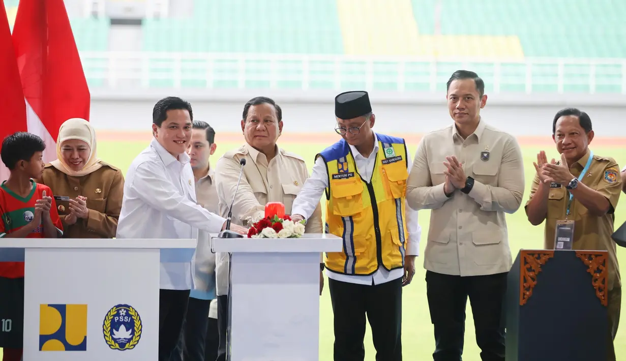 Ketua Umum PSSI, Erick Thohir menyatakan bahwa ke-17 stadion yang direnovasi dan dibangun tersebut sudah dipastikan memenuhi standar melalui pengecekan secara langsung oleh Menteri Koordinator Bidang Infrastruktur dan Pembangunan Kewilayahan Agus Harimurti Yudhoyono. (Foto: Dokumentasi PSSI)