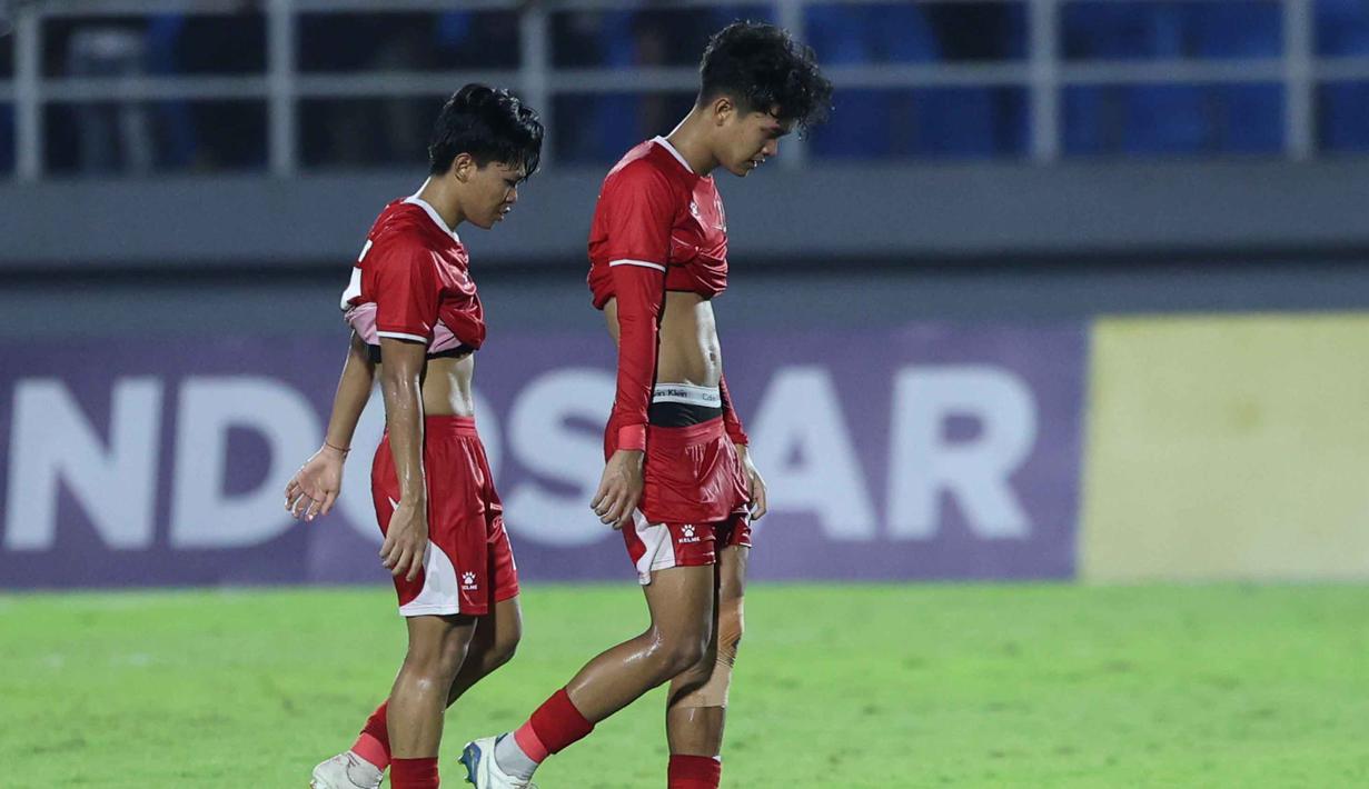 Untuk diketahui, hanya tiga juara grup dan satu runner-up terbaik yang berhak berlaga di fase empat besar turnamen tersebut. Tampak dalam foto, ekspresi pemain Timnas Indonesia usai bertanding melawan Vietnam pada laga pamungkas Grup A Piala AFF U-17 2026 di Stadion Gelora Delta, Sidoarjo, Jawa Timur, Minggu (19/4/2026) malam WIB. (Bola.com/M Iqbal Ichsan)